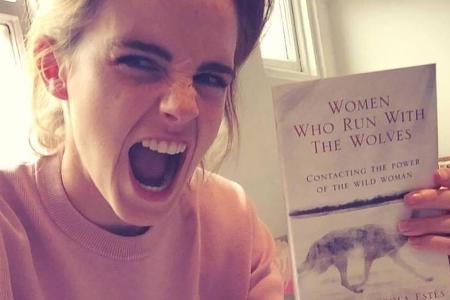 Emma Watson präsentiert Bücher mit Hingabe