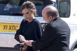 Immer im Stress: Victoria Beckham nach der Ordensverleihung im Buckingham-Palast