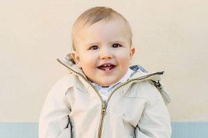 "Heute ist Prinz Alexander 1 Jahr. Alles Gute zum Geburtstag!", lautet der offizielle Kommentar zum Foto