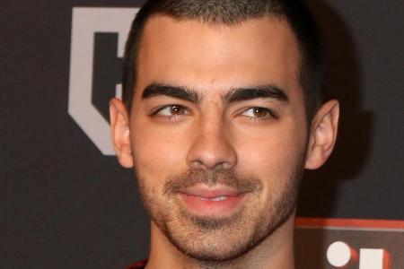 Seine Freundin trägt eine Kette mit Joe Jonas' Anfangsbuchstaben