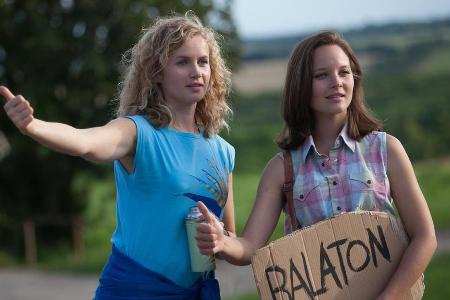 Catrin (l.) und Maja (Sonja Gerhardt) wollen zum Plattensee