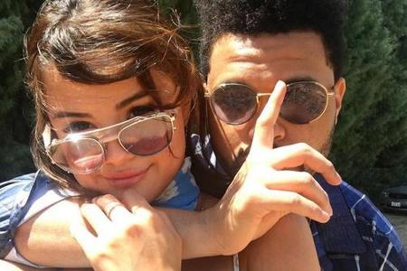 Selena Gomez hat mit dem Selfie mit Freund The Weeknd ihren eigenen Instagram-Rekord gebrochen Selena Gomez hat mit dem Selfie mit Freund The Weeknd ihren eigenen Instagram-Rekord gebrochen