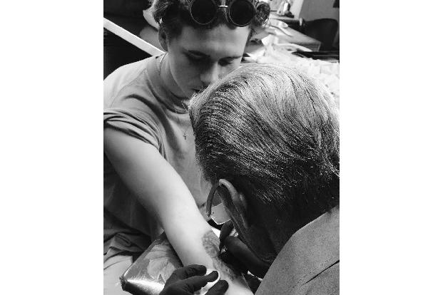 Brooklyn Beckham erhält sein erstes Tattoo
