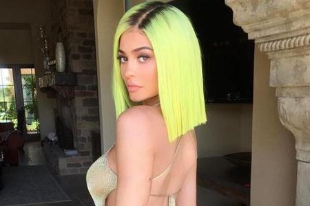 Wenige Stunden vor dem Lila-Experiment präsentierte sich Kylie mit neongelbem Long Bob