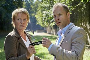 "Marie Brand und der Liebesmord": Marie Brand (Mariele Millowitsch) und Kollege Jürgen Simmel (Hinnerk Schönemann) nehmen de...