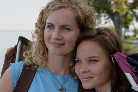 Am Ziel der Träume angelangt: Catrin (Cornelia Gröschel, l.) und Maja Streesemann (Sonja Gerhardt) am Balaton in Ungarn