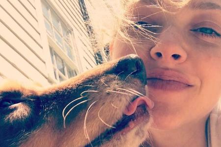 Amanda Seyfried lässt sich von ihrem Hund Finn gerne abknutschen