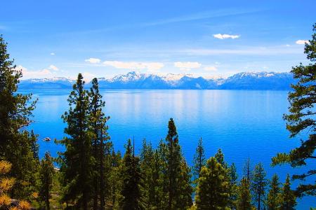 Ein Bild wie aus dem Bilderbuch: Lake Tahoe mit den Tahoe Peaks im Hintergrund