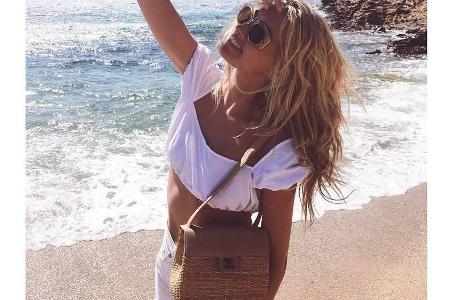 Das schwedische Model Elsa Hosk führt ihre Korbtasche in der Luxus-Version von Chanel aus Das schwedische Model Elsa Hosk führt ihre Korbtasche in der Luxus-Version von Chanel aus