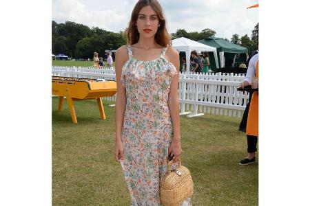 Alexa Chung kombiniert ihre Korbtasche zum geblümten Maxikleid