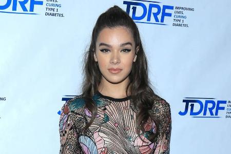 Fantasievoll und sexy: Hailee Steinfeld im Minikleid