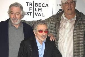 Schauspieler Burt Reynolds zwischen Hollywood-Kollege und Tribeca-Gastgeber Robert De Niro (l.) und Komiker Chevy Chase