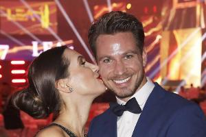 Turteliges Red-Carpet-Debüt für Sebastian und Clea-Lacy