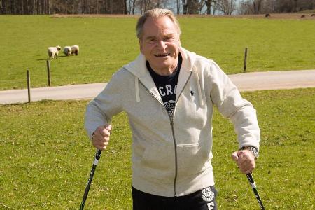 Fritz Wepper mit seinen Nordic-Walking-Stöcken