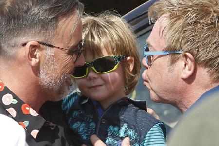 Elton John (r.) mit Ehemann David Furnish und einem ihrer beiden Söhne