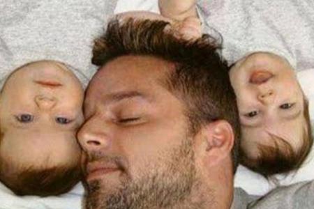 Ricky Martin beim Nickerchen mit seinen Söhnen Valentino und Matteo