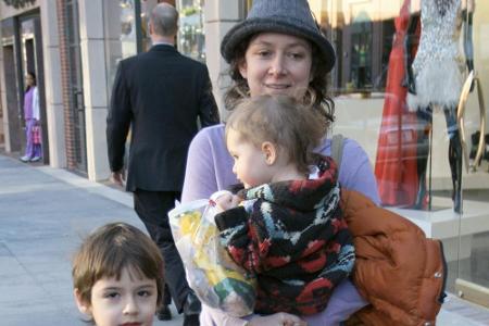 Sara Gilbert mit Tochter Sawyer im Arm und Sohn Levi Hank