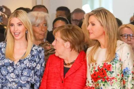 Blümchen sind in: Ivanka Trump (v.l.), Angela Merkel und Königin Máxima scherzen am Dienstag in Berlin