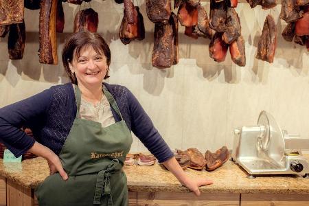 Bäuerin Margot Anker verkauft Speck im Kaissenhof