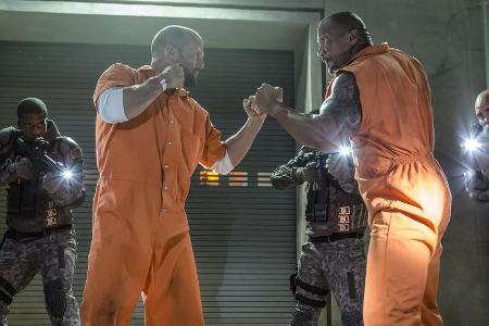 Jason Statham (l.) und Dwayne Johnson geraten mehr als einmal in 