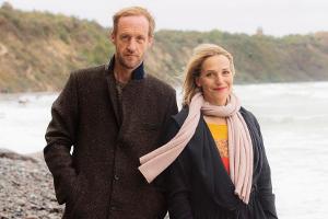 "Praxis mit Meerblick: Willkommen auf Rügen": Nora Kaminski (Tanja Wedhorn) und Dr. Richard Freese (Stephan Kampwirth)
