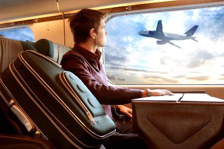 Entspannt im Abteil statt eingezwängt in der Kabine: Bahnreisen haben viele Vorteile