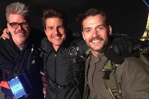 Regisseur Christopher McQuarrie (l.) mit Tom Cruise und Henry Cavill (r.)