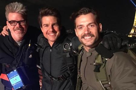 Regisseur Christopher McQuarrie (l.) mit Tom Cruise und Henry Cavill (r.)