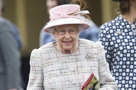 Queen Elizabeth II. freut sich über ihren Besuch des Pferderennens in Newbury