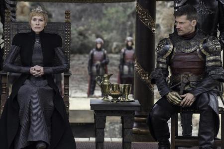Cersei (Lena Headey) und Jaime Lennister (Nikolaj Coster-Waldau) warten skeptisch auf ihre Gäste Cersei (Lena Headey) und Jaime Lennister (Nikolaj Coster-Waldau) warten skeptisch auf ihre Gäste