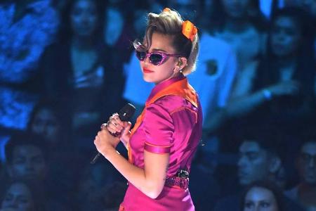 Zwar haben wir Miley Cyrus schon ganz anders kennen gelernt, aber brav ist sie noch lange nicht Zwar haben wir Miley Cyrus schon ganz anders kennen gelernt, aber brav ist sie noch lange nicht