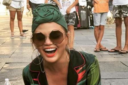 Chrissy Teigen strahlt über beide Ohren Chrissy Teigen strahlt über beide Ohren