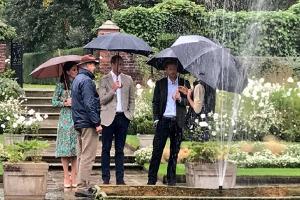 Harry und William gedenken ihrer Mutter Diana in ihrem Garten