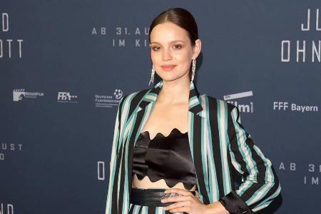 Ausgefallen modisch: Schauspielerin Emilia Schüle im gestreiften Hosenanzug Ausgefallen modisch: Schauspielerin Emilia Schüle im gestreiften Hosenanzug