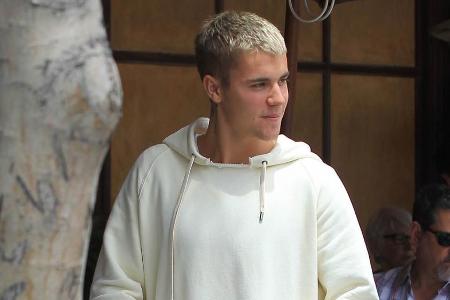 Justin Bieber schlendert durch Los Angeles Justin Bieber schlendert durch Los Angeles