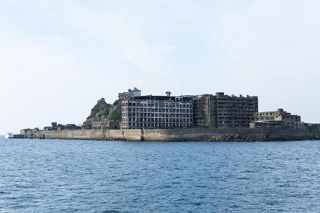 Unmengen Beton, die aus dem Wasser ragen. Hashima trägt den Beinamen Unmengen Beton, die aus dem Wasser ragen. Hashima trägt den Beinamen