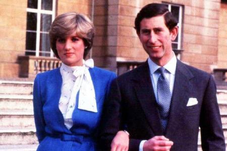 Prinz Charles und Diana an dem Tag, als ihre Verlobung bekannt gegeben wurde