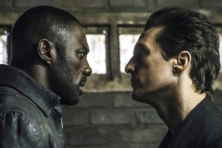 Revolvermann Roland (Idris Elba, l.) und sein Gegenspieler Walter (Matthew McConaughey) fechten eine schier unendliche Schla...