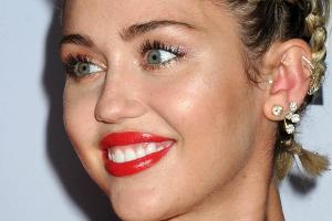 Ob Miley Cyrus nun in die Fußstapfen des King of Rock'n'Roll tritt?