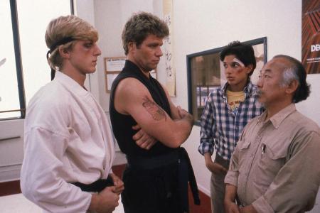 William Zabka (links) und Ralph Macchio (2. von rechts) sind im Serien-Sequel mit dabei