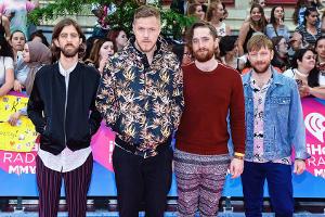 Wayne Sermon, Dan Reynolds, Daniel Platzman und Ben McKee (v.l.n.r.) von Imagine Dragons helfen krebskranken Kindern