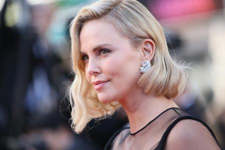 Charlize Theron Lächeln dürfte während der Vorbereitungen zu 