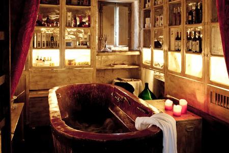 Die Keller von Castellare de' Noveschi sind voll mit Weinflaschen - und Badewannen