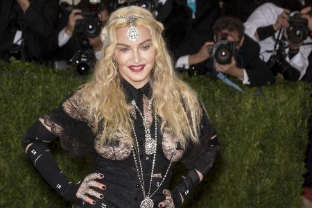 Madonna vergisst hier und da mal den Songtext ihrer eigenen Hits Madonna vergisst hier und da mal den Songtext ihrer eigenen Hits