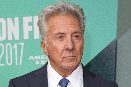 Dustin Hoffman musste sich bei einer Podiumsdiskussion den unangenehmen Fragen von John Oliver stellen Dustin Hoffman musste sich bei einer Podiumsdiskussion den unangenehmen Fragen von John Oliver stellen