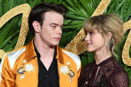 Verliebte Blicke: Charlie Heaton und Natalia Dyer bei den Fashion Awards 2017 in London