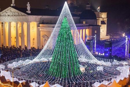 50.000 Glühbirnen bringen den Weihnachtsbaum auf dem Kathedralenplatz in Vilnius zum Leuchten. Aber nicht nur mit weihnachtl...