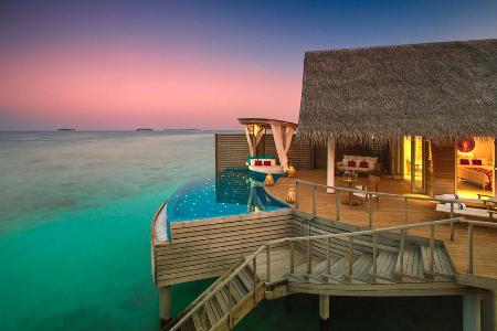 Eine Overwater-Villa mit Pool im Indischen Ozean