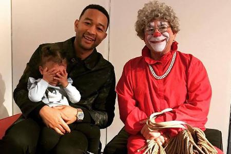 John Legend mit Tochter Luna und einem weihnachtlichen Clown John Legend mit Tochter Luna und einem weihnachtlichen Clown