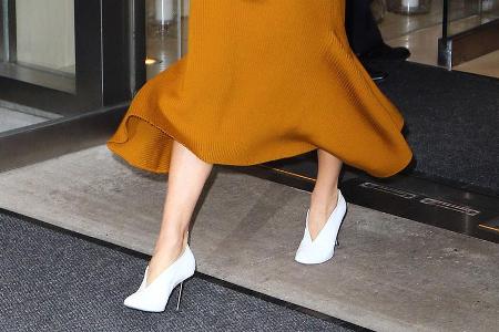 Diese weißen Stilettos gehören zu High-Heel-Queen Victoria Beckham